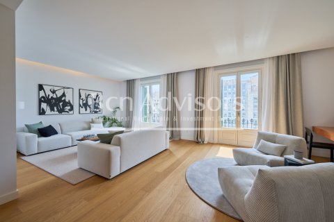 Apartamento de 3 dormitorios en venta en Barcelona, Cataluña, Spain № 2854 - foto 4
