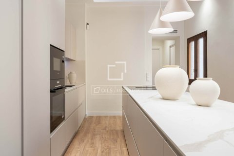 Apartamento de 3 dormitorios en venta en Barcelona, Cataluña, Spain № 3729 - foto 14