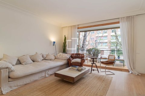 Apartamento de 4 dormitorios en venta en Barcelona, Cataluña, Spain № 6832 - foto 3