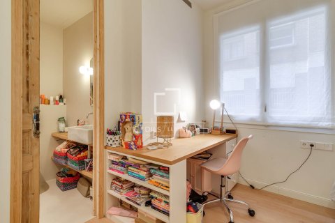 Apartamento de 4 dormitorios en venta en Barcelona, Cataluña, Spain № 6832 - foto 27