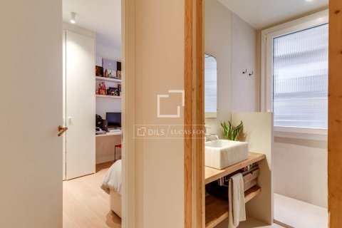 Apartamento de 4 dormitorios en venta en Barcelona, Cataluña, Spain № 6832 - foto 30