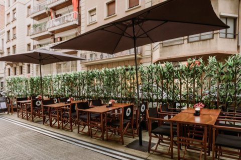 Propiedad comercial de 360 m² en venta en Barcelona, Cataluña, Spain № 1179 - foto 2