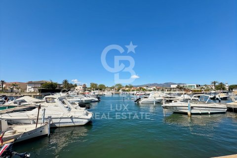 4 bedrooms villa for sale in Empuriabrava, Girona, Catalonia, Spain № 5682 - photo 3
