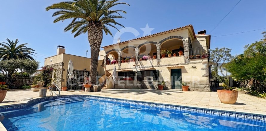 4 bedrooms villa for sale in Empuriabrava, Girona, Catalonia, Spain № 5682