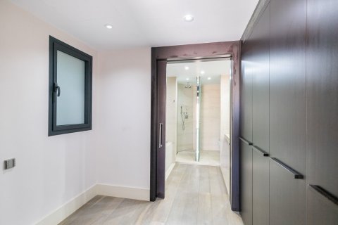 Купить квартиру в Барселона, Испания с 4 комнаты, № 1521 - фото 13