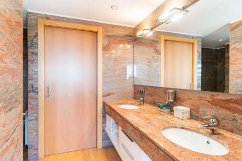 Купить квартиру в Барселона, Испания с 6 комнат, № 1516 - фото 13