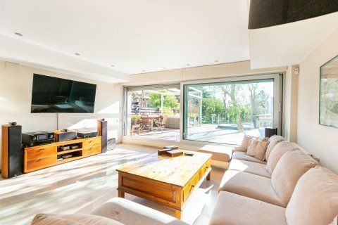 Купить квартиру в Барселона, Испания с 6 комнат, № 1516 - фото 2