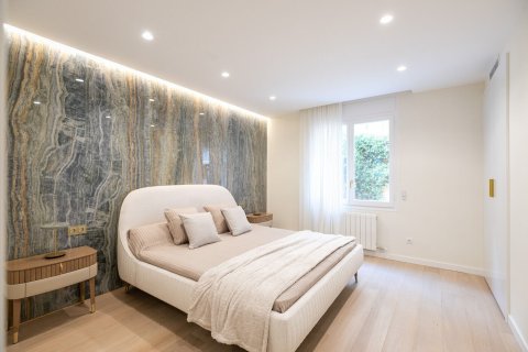 Купить квартиру в Барселона, Испания с 5 комнат, № 1515 - фото 16