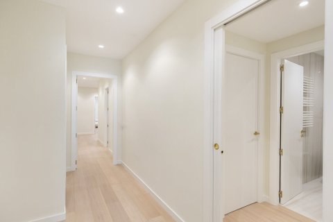 Купить квартиру в Барселона, Испания с 5 комнат, № 1515 - фото 27