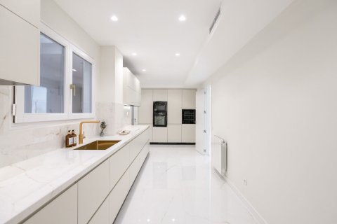 Купить квартиру в Барселона, Испания с 5 комнат, № 1515 - фото 8