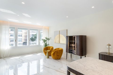 Купить квартиру в Барселона, Испания с 5 комнат, № 1515 - фото 3