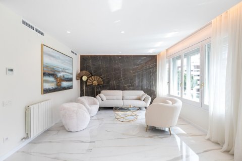 Купить квартиру в Барселона, Испания с 5 комнат, № 1515 - фото 6