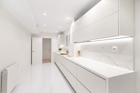 Купить квартиру в Барселона, Испания с 5 комнат, № 1515 - фото 9