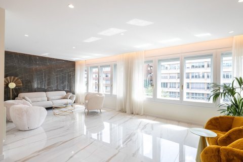 Купить квартиру в Барселона, Испания с 5 комнат, № 1515 - фото 2