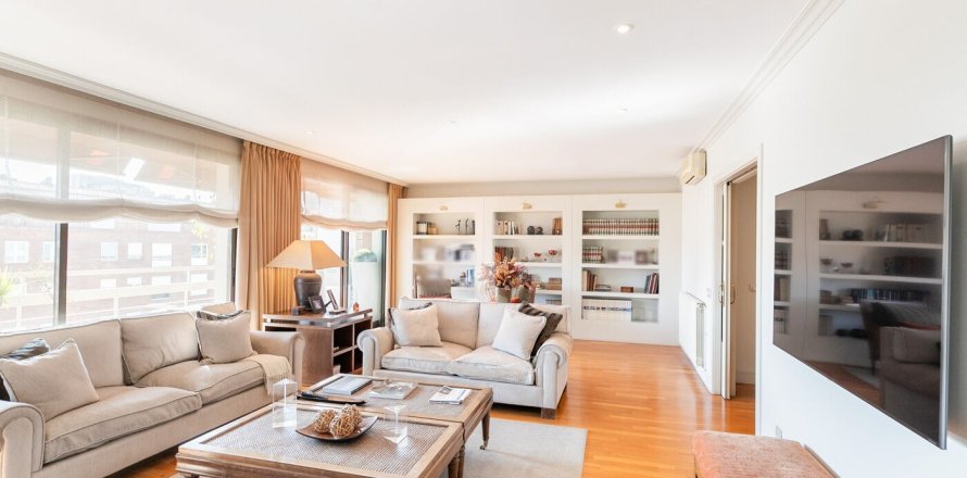 Квартира с 4 спальнями в Барселоне, Каталония, Испания № 1520