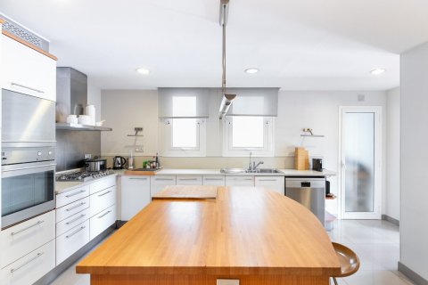 Купить квартиру в Барселона, Испания с 5 комнат, № 1520 - фото 10