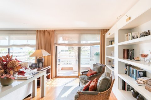 Купить квартиру в Барселона, Испания с 5 комнат, № 1520 - фото 4