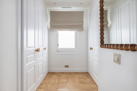 Купить квартиру в Барселона, Испания с 4 комнаты, № 1519 - фото 22