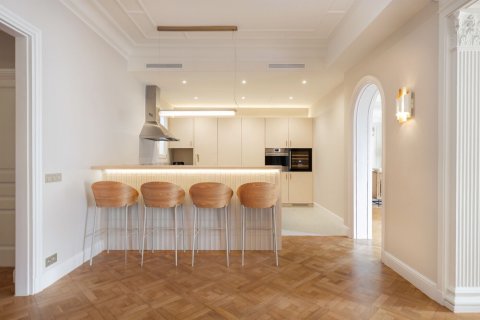 Купить квартиру в Барселона, Испания с 4 комнаты, № 1519 - фото 6