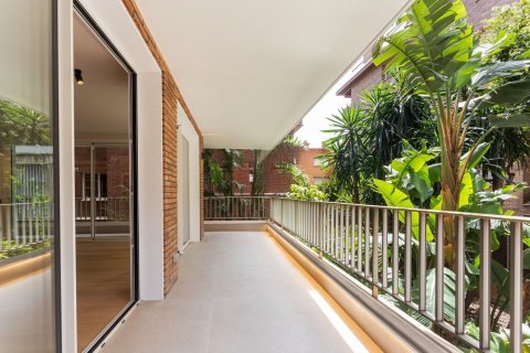 Купить квартиру в Барселона, Испания с 6 комнат, № 1518 - фото 3