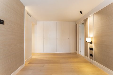 Купить квартиру в Барселона, Испания с 6 комнат, № 1518 - фото 20