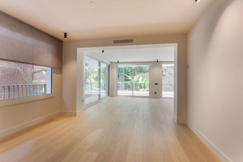 Купить квартиру в Барселона, Испания с 6 комнат, № 1518 - фото 5