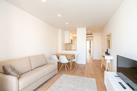 Apartamento de 3 dormitorios en venta en Barcelona, Cataluña, Spain № 1141 - foto 2