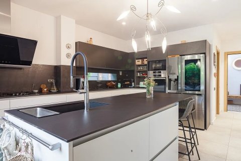 Купить дом в Сан-Кугат-дель-Вальес, Испания с 6 комнат, № 1334 - фото 9