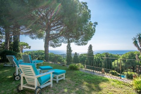 Купить дом в Сан-Андреу-де-Льяванерес, Испания с 7 комнат, 533м², № 1335 - фото 2