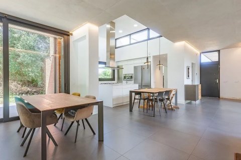 Купить дом в Сан-Кугат-дель-Вальес, Испания с 6 комнат, № 1333 - фото 4