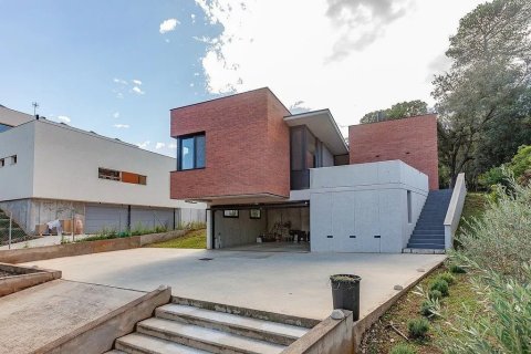 Купить дом в Сан-Кугат-дель-Вальес, Испания с 6 комнат, № 1333 - фото 2