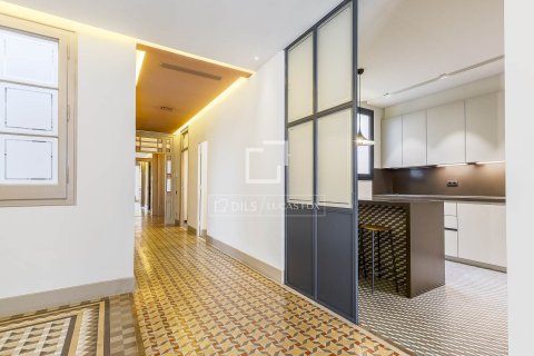 Apartamento de 3 dormitorios en alquiler en Barcelona, Cataluña, Spain № 6808 - foto 24