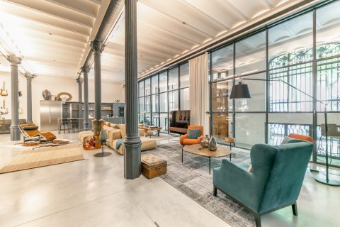 Снять в аренду квартиру в Барселона, Испания с 3 комнаты, № 1568 - фото 2