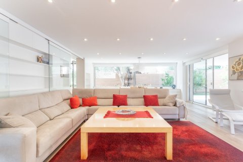 Снять в аренду дом в Барселона, Испания с 8 комнат, № 1569 - фото 4