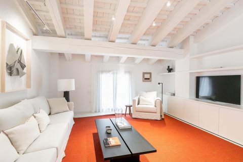 Снять в аренду квартиру в Барселона, Испания с 4 комнаты, № 1564 - фото 2