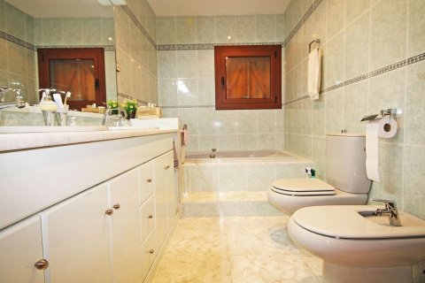 Сasa de 4 dormitorios en venta en Lloret de Mar, Gerona, Cataluña, Spain № 7198 - foto 14