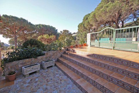 Сasa de 4 dormitorios en venta en Lloret de Mar, Gerona, Cataluña, Spain № 7198 - foto 24