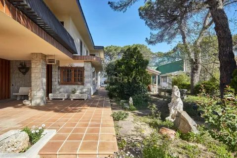 Сasa de 6 dormitorios en venta en Sant Fost de Campsentelles, Barcelona, Cataluña, Spain № 6873 - foto 3