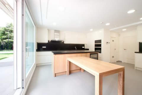 Снять в аренду дом в Барселона, Испания с 8 комнат, № 1574 - фото 4