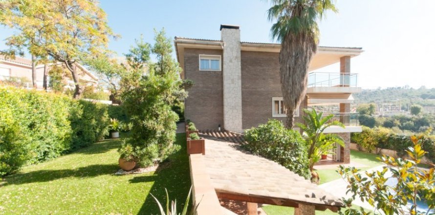 Вилла с 4 спальнями в Сан-Жуст-Десверне, Барселона, Каталония, Испания № 1216