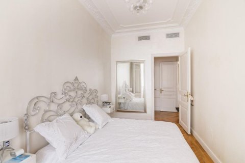 Apartamento de 4 dormitorios en venta en Barcelona, Cataluña, Spain № 1490 - foto 8