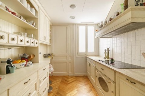 Apartamento de 4 dormitorios en venta en Barcelona, Cataluña, Spain № 1490 - foto 5