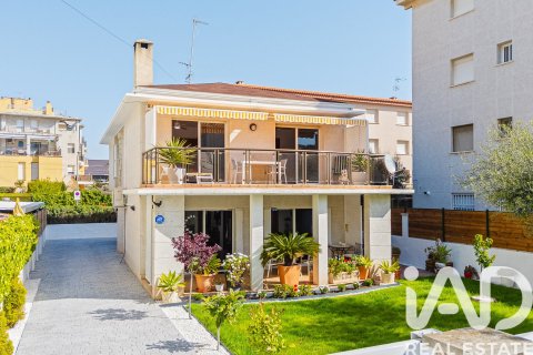 Сasa de 4 dormitorios en venta en Cunit, Tarragona, Cataluña, Spain № 7444 - foto 30