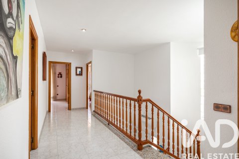 Сasa de 4 dormitorios en venta en Cunit, Tarragona, Cataluña, Spain № 7444 - foto 10