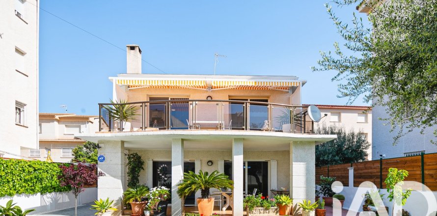 Сasa de 4 dormitorios en venta en Cunit, Tarragona, Cataluña, Spain № 7444