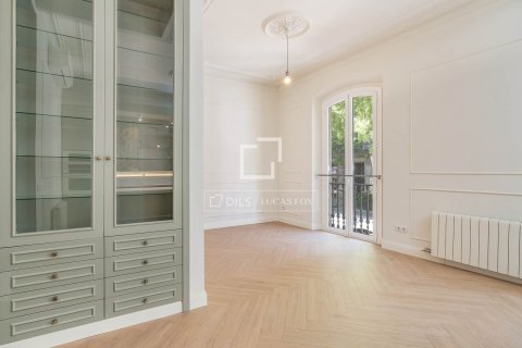 Apartamento de 3 dormitorios en venta en Barcelona, Cataluña, Spain № 6646 - foto 6