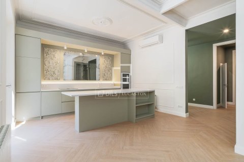 Apartamento de 3 dormitorios en venta en Barcelona, Cataluña, Spain № 6646 - foto 2