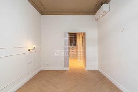 Apartamento de 3 dormitorios en venta en Barcelona, Cataluña, Spain № 6646 - foto 23