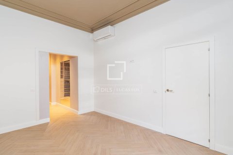 Apartamento de 3 dormitorios en venta en Barcelona, Cataluña, Spain № 6646 - foto 24