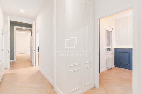 Apartamento de 3 dormitorios en venta en Barcelona, Cataluña, Spain № 6646 - foto 19